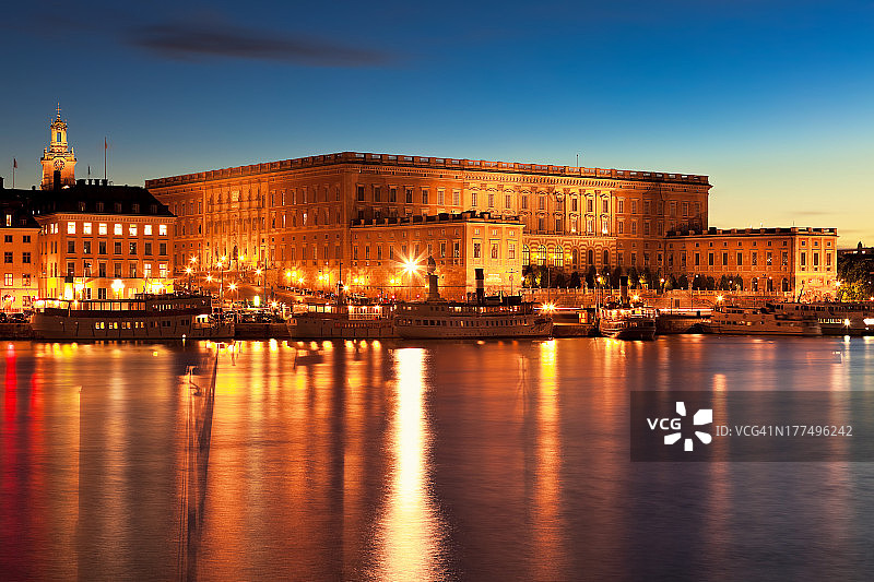 瑞典斯德哥尔摩皇宫的夜景图片素材