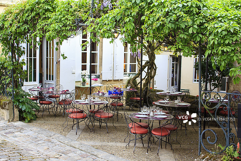 法国南部的露台餐厅图片素材