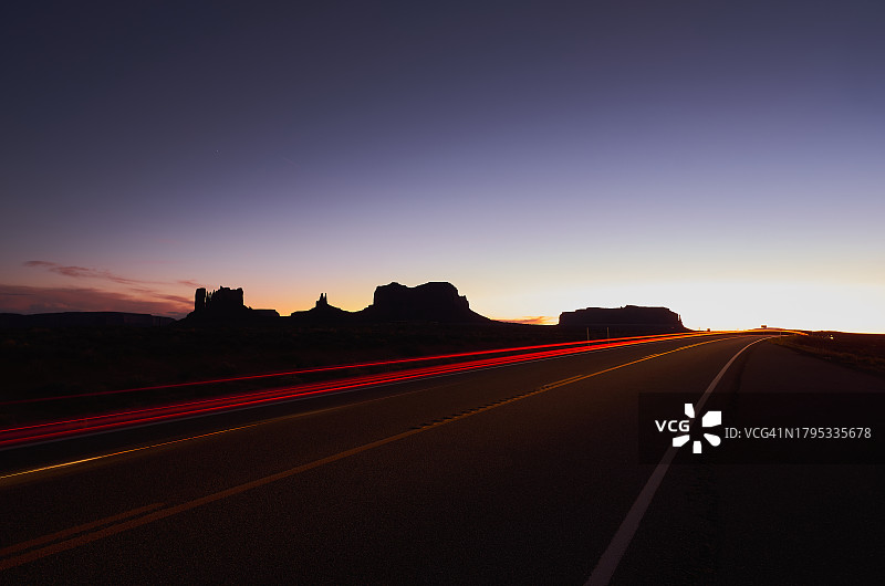 日落时分，空旷的道路映衬着天空，亚利桑那州，美国图片素材