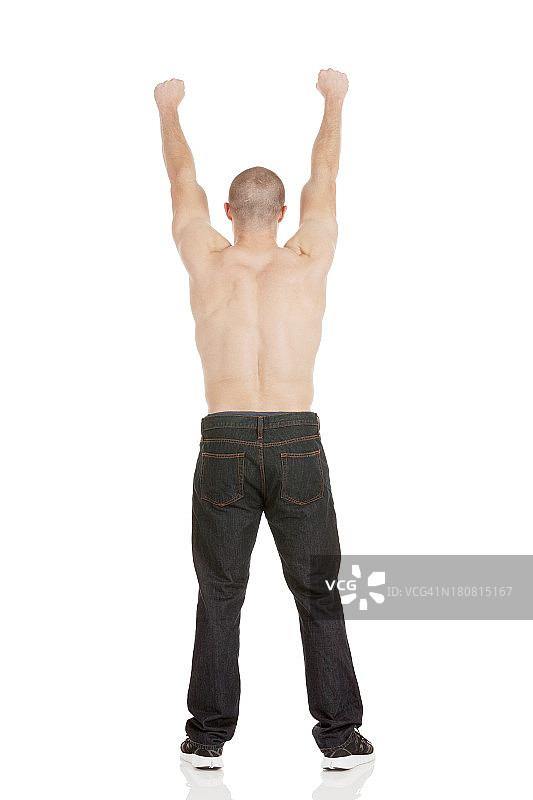 一个赤膊男子举起双手的背影图片素材