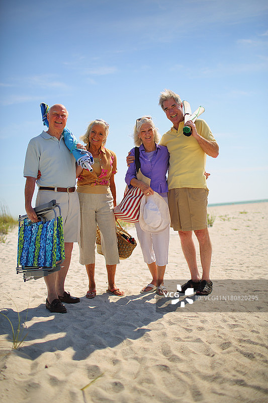 两对老年夫妇在海滩度假的照片图片素材