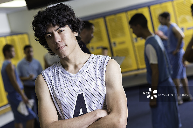 篮球比赛后在高中更衣室里的亚裔青少年图片素材