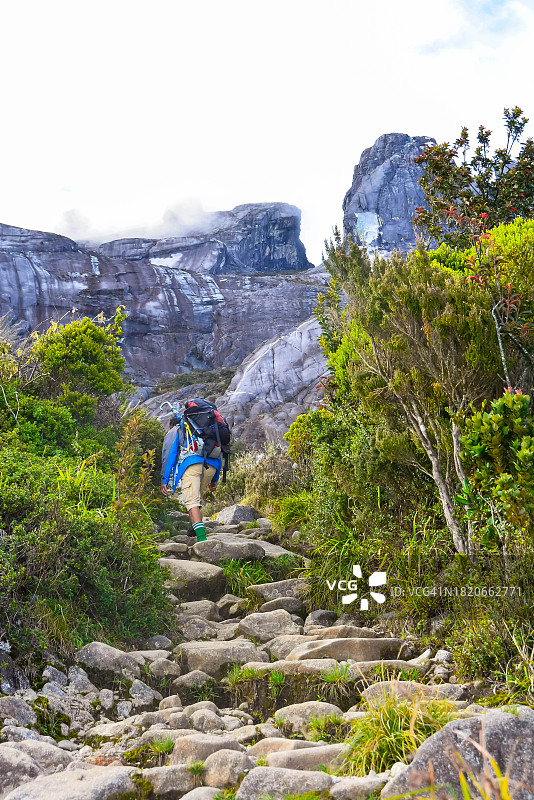 在马来西亚沙巴州基纳巴卢山山顶徒步旅行的男子图片素材