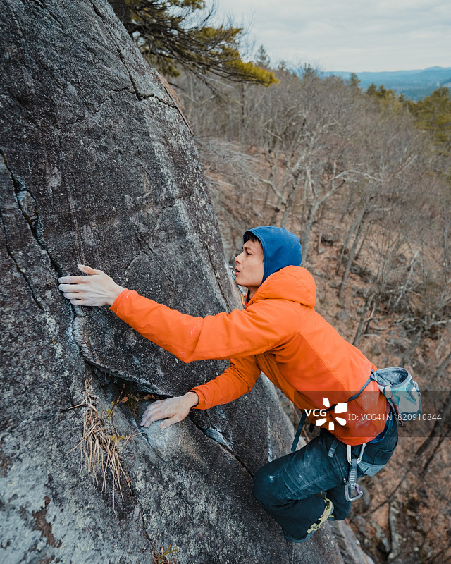 男性攀岩者在新罕布什尔州攀登图片素材