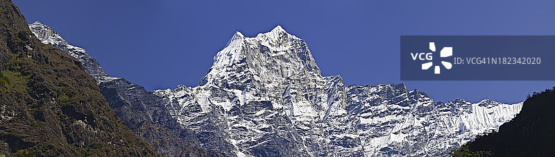 喜马拉雅山高海拔的库苏姆坎库鲁峰全景尼泊尔昆布图片素材