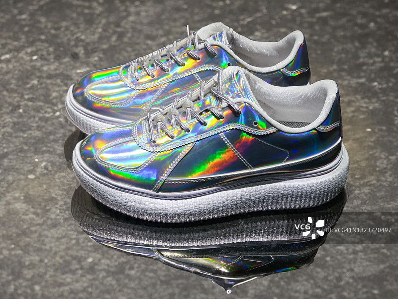 反光表面上的彩虹运动鞋图片素材