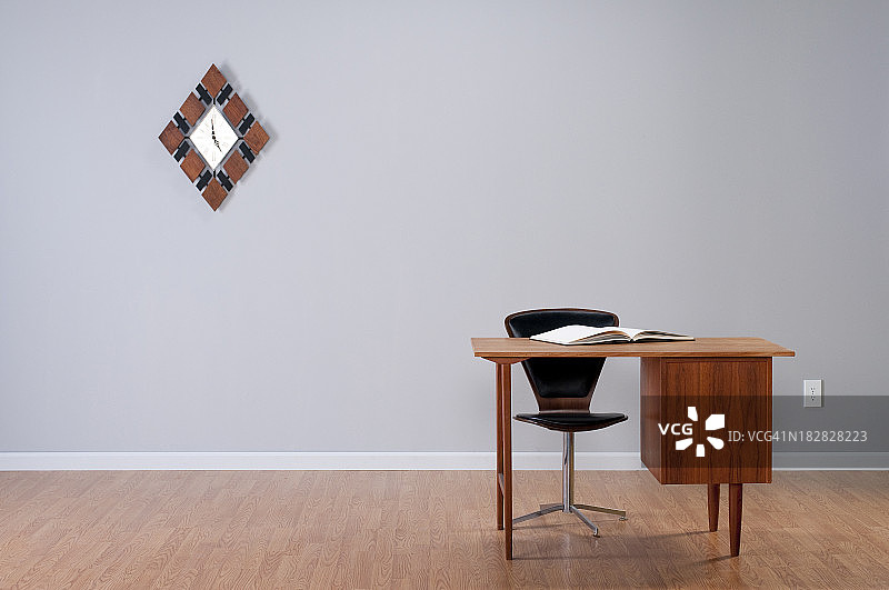 空房间里的丹麦桌和钟。图片素材