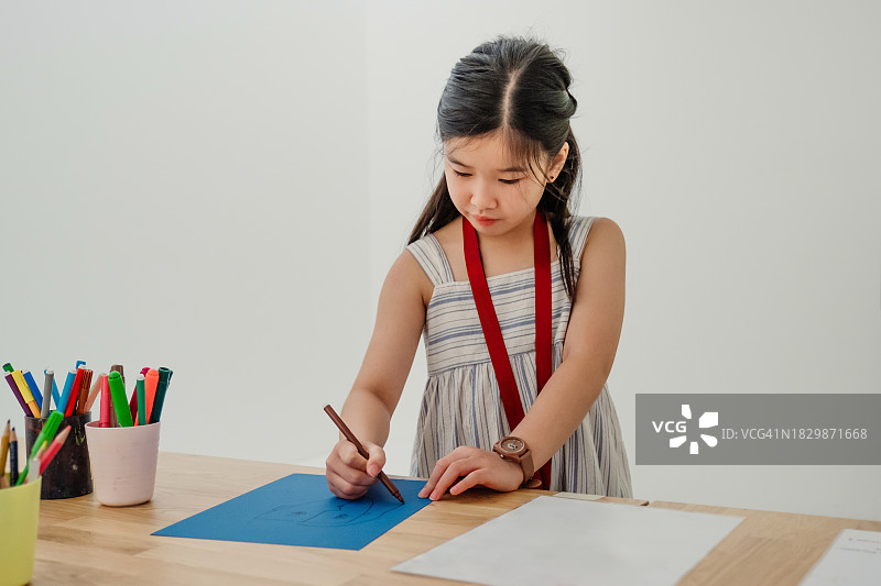 肖像集中小亚洲女孩画在纸上在艺术工作室。孩子的爱好和兴趣。图片素材