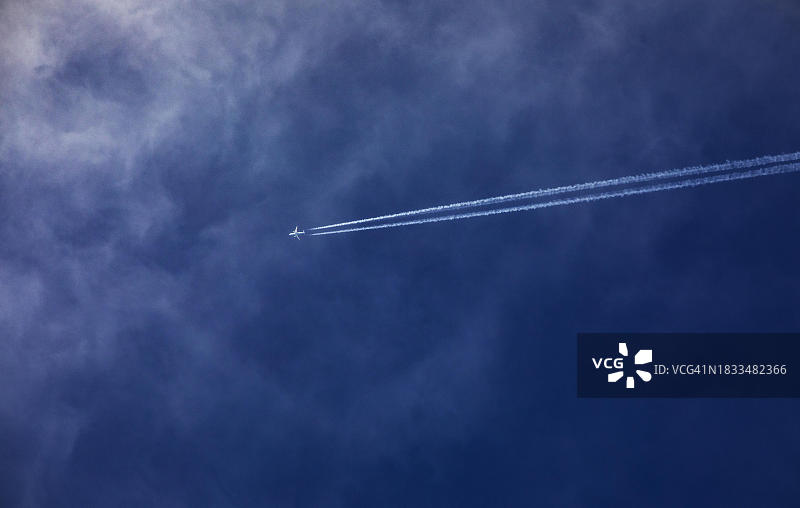 商用飞机在蓝天上留下尾迹，奥地利图片素材