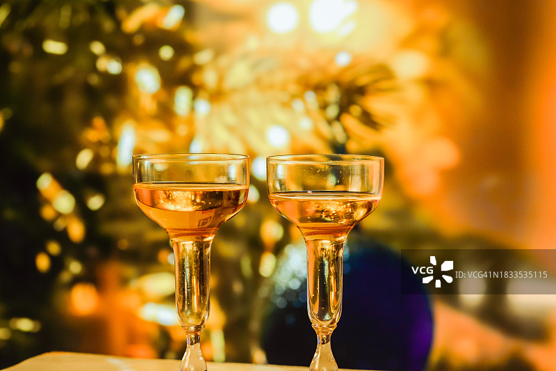 两个金色背景的香槟酒杯图片素材