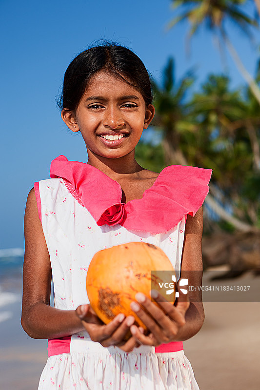 斯里兰卡小女孩和椰子的肖像图片素材