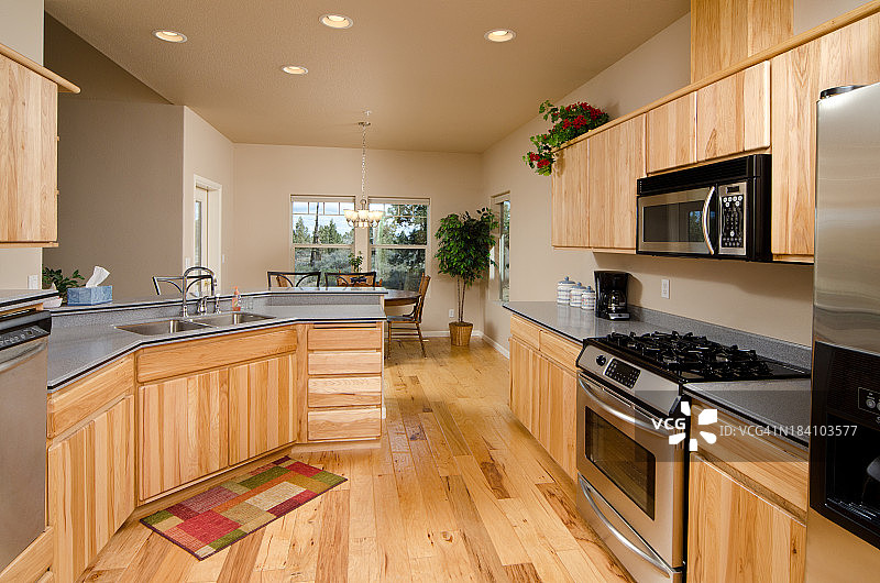 现代厨房与硬木橱柜和地板图片素材