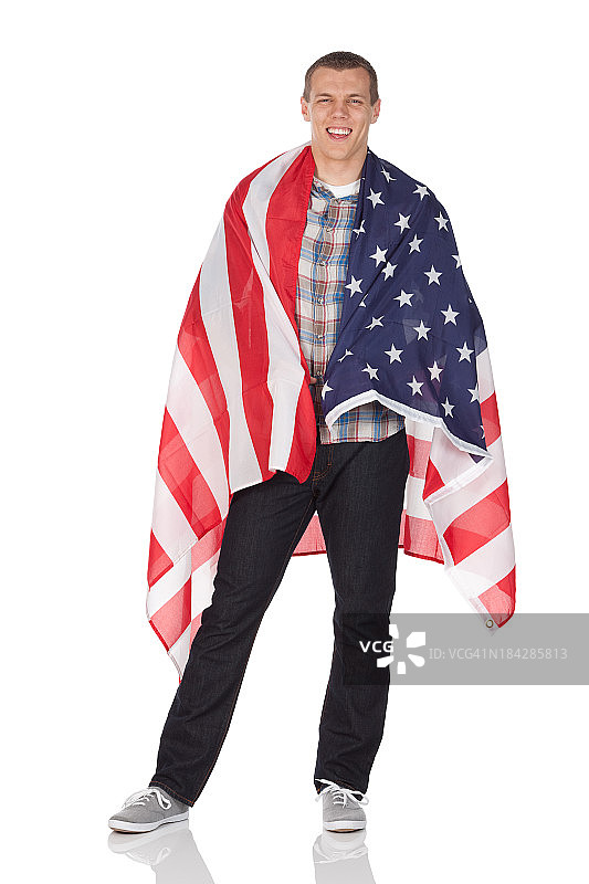 一个被美国国旗包裹着的男人图片素材