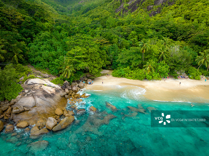 巨大的花岗岩和蓝绿色的海水。热带岛屿的夏季景观。热带景观和晴朗的天空。Seyshelles,马埃图片素材