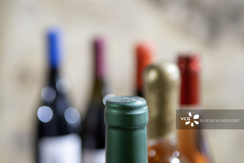 几个葡萄酒瓶盖五颜六色，形成一个多色的圆圈图片素材