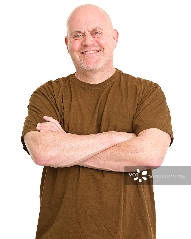 微笑的男人双臂交叉摆姿势图片素材
