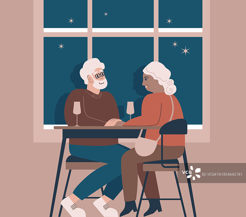 一对浪漫的老夫妇坐在舒适的咖啡馆里靠窗而坐。微笑成熟的男人和女人一起喝酒。家人在自助餐厅聊天。情人节图片素材
