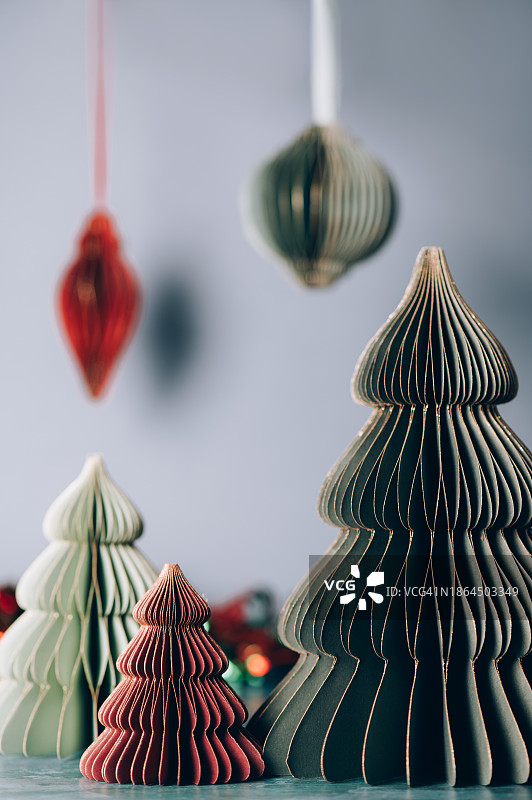 时髦的纸质圣诞树装饰物图片素材