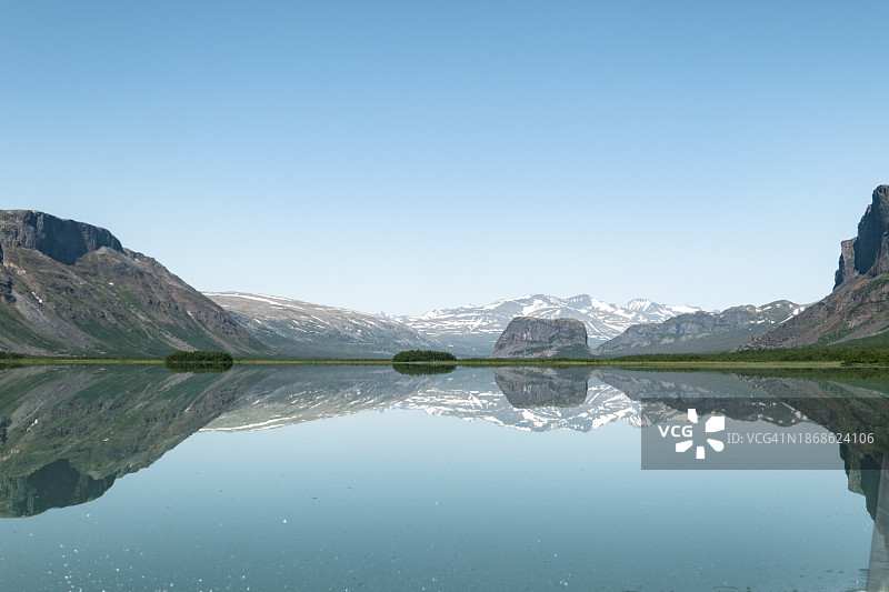 瑞典，蔚蓝的天空衬托着美丽的湖泊和山脉图片素材