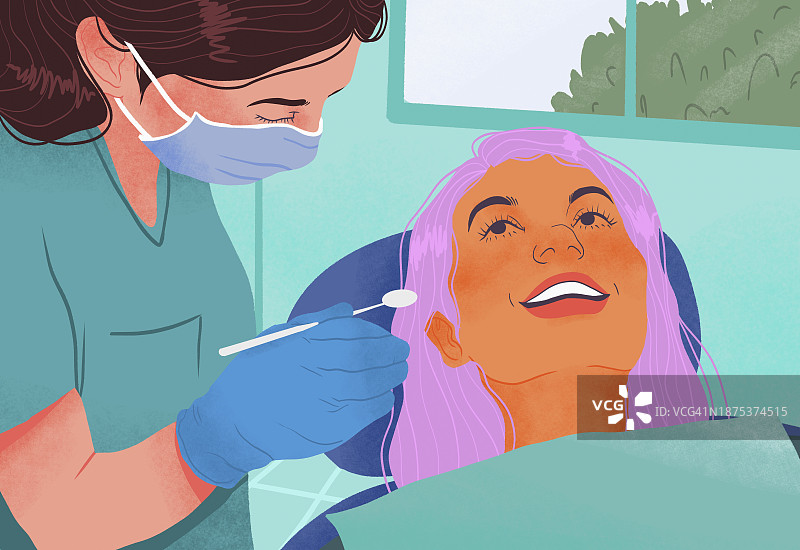 微笑的妇女在洗牙时与牙科保健师交谈图片素材