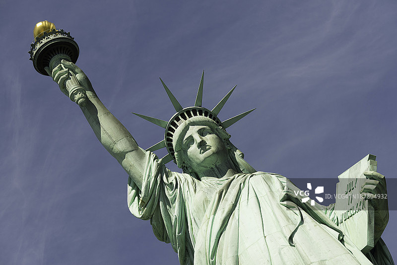 自由女神像映衬着纽约的蓝天图片素材