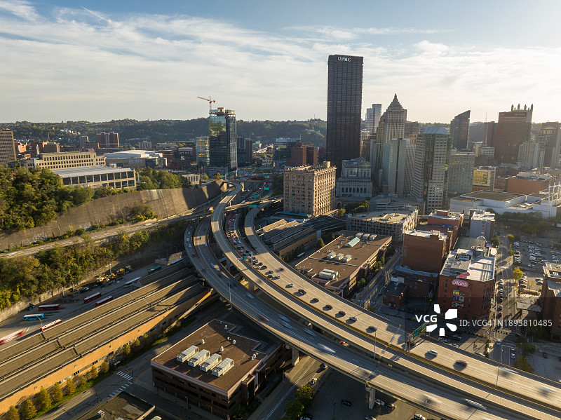 无人机视角下的匹兹堡市中心，宾夕法尼亚州579号州际公路在一个晴朗的日子图片素材