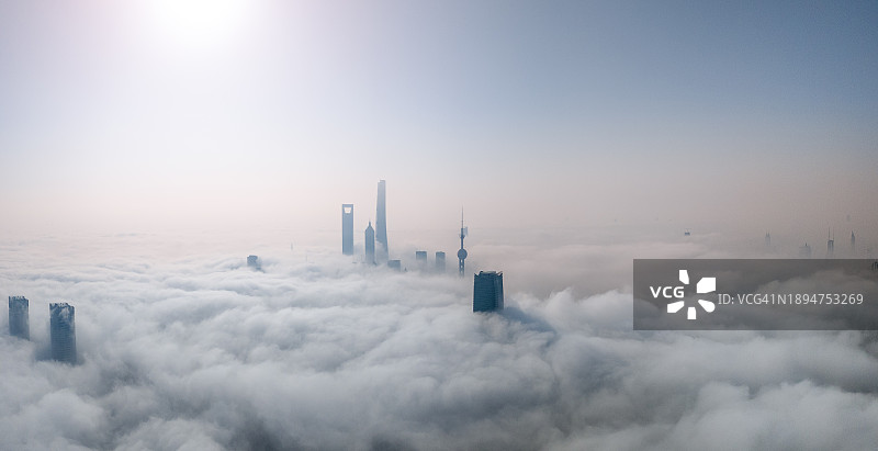浓雾中的上海天际线图片素材