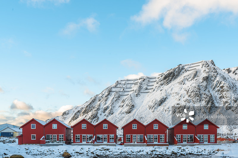 挪威罗弗敦群岛上一排排传统的红色小屋图片素材