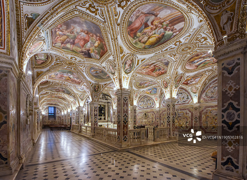 意大利坎帕尼亚萨莱诺大教堂雄伟的巴洛克细节图片素材
