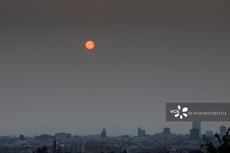 马德里上空的太阳很奇怪，天空中有厚厚的雾霾图片素材