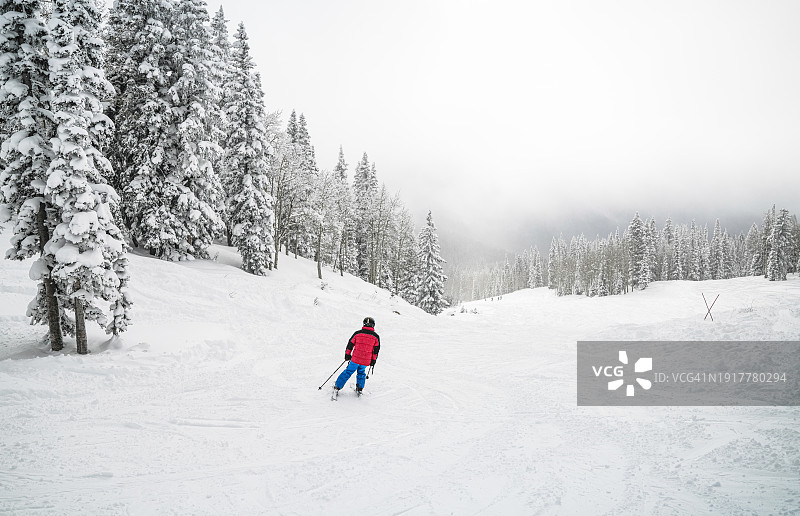 一个年轻人在美国科罗拉多州独自滑雪图片素材