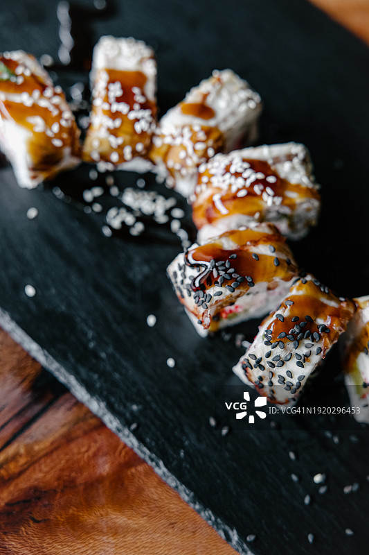 黑色盘子里的寿司卷。日本食品图片素材