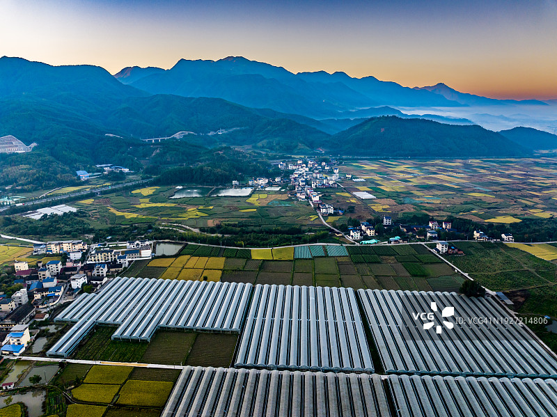 农村稻田和山区的航空摄影图片素材