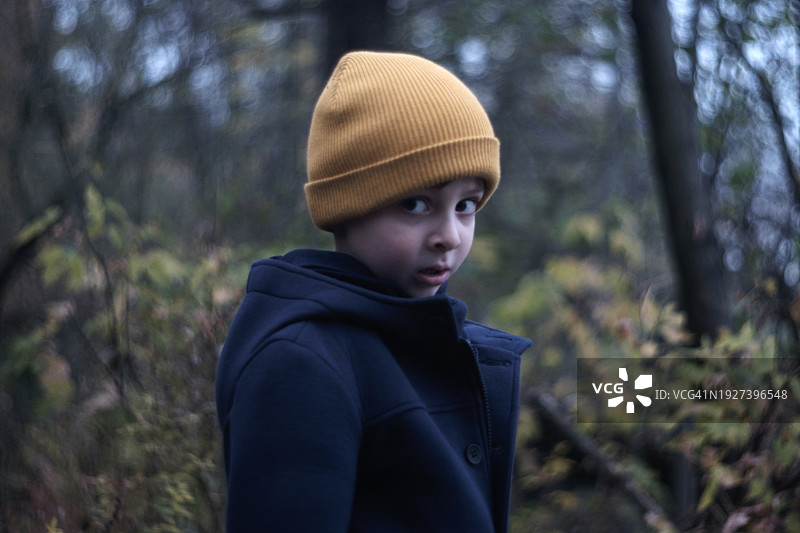 森林里的男孩图片素材