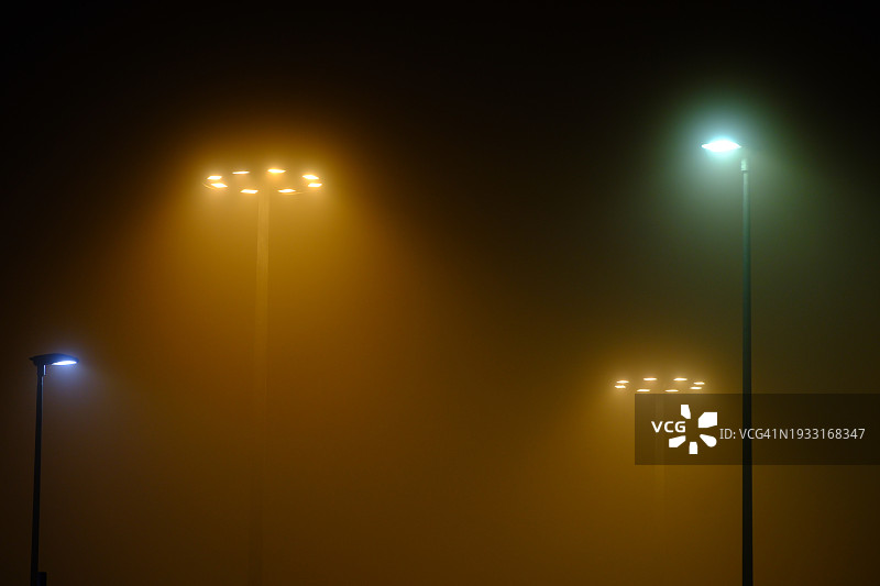雾和烟雾，夜晚的灯光图片素材