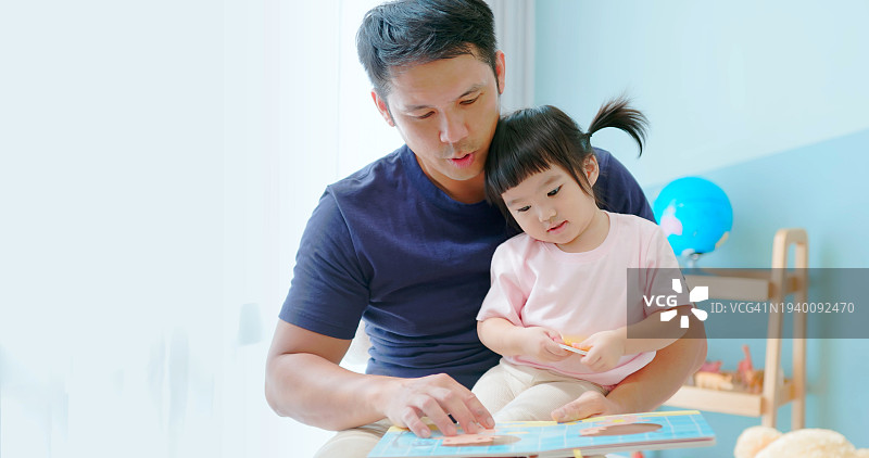 亚洲父亲陪孩子学习图片素材