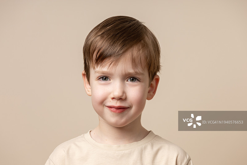 一个快乐的6岁男孩的肖像图片素材