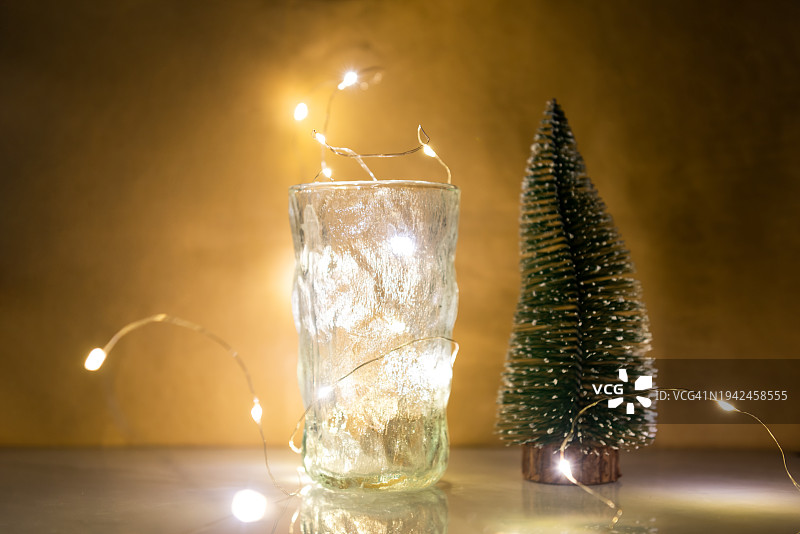 美丽的圣诞树和玻璃上的彩灯图片素材