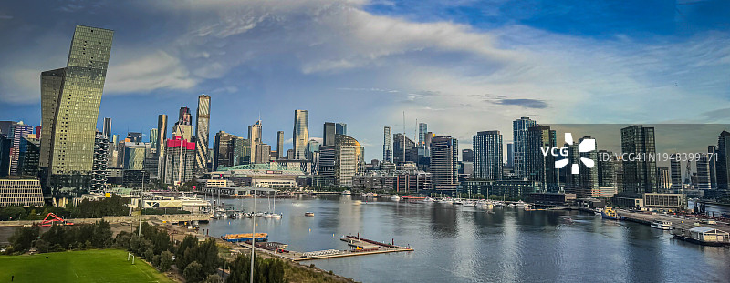 墨尔本城市天际线与沿雅拉河的码头区-墨尔本VIC澳大利亚图片素材