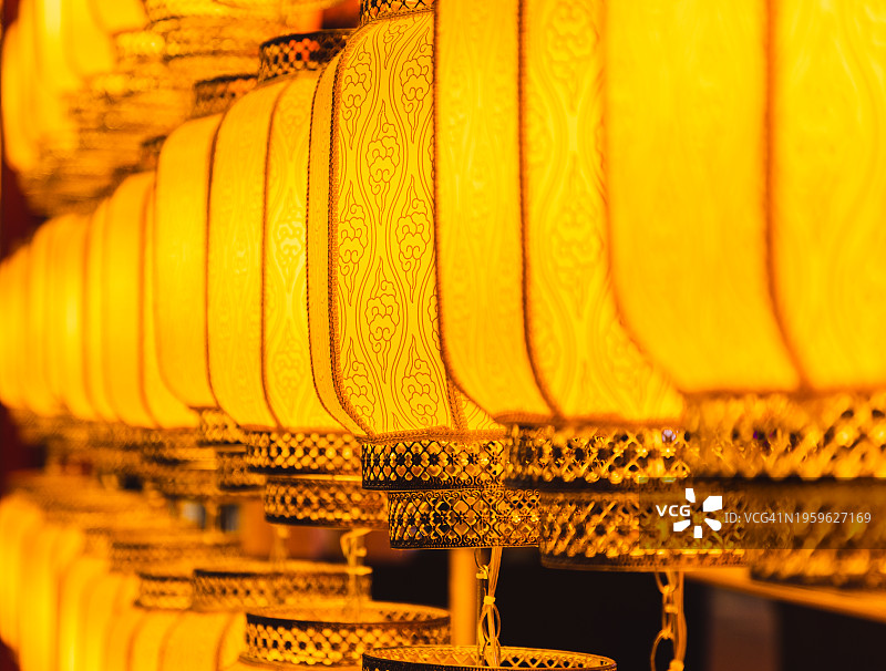 全画框的中国灯笼在夜晚被照亮图片素材