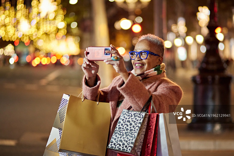 成熟的黑人女性在圣诞购物时自拍图片素材