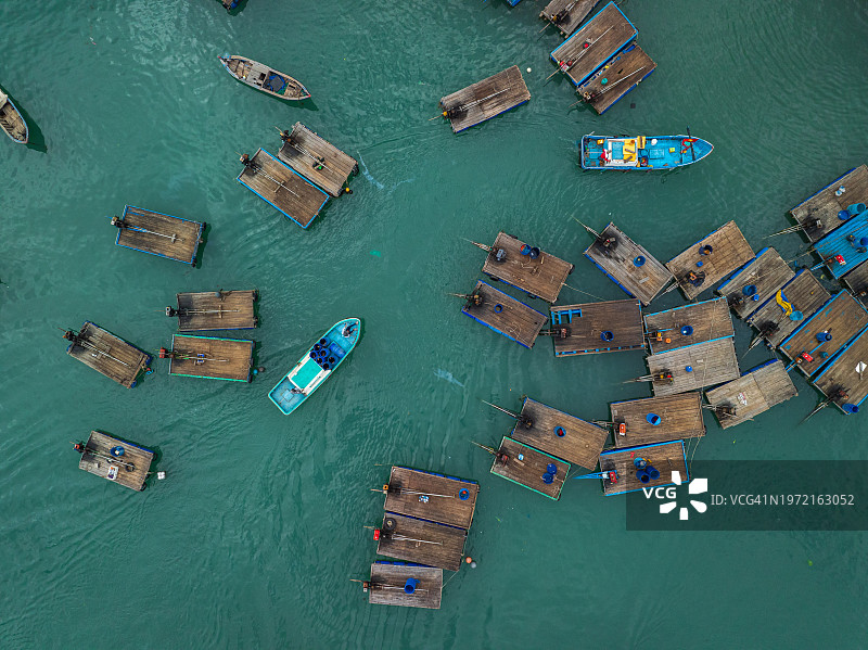 云罗湾的渔船和浮筏图片素材