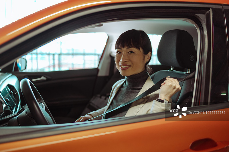 一个日本女人开始开车兜风图片素材