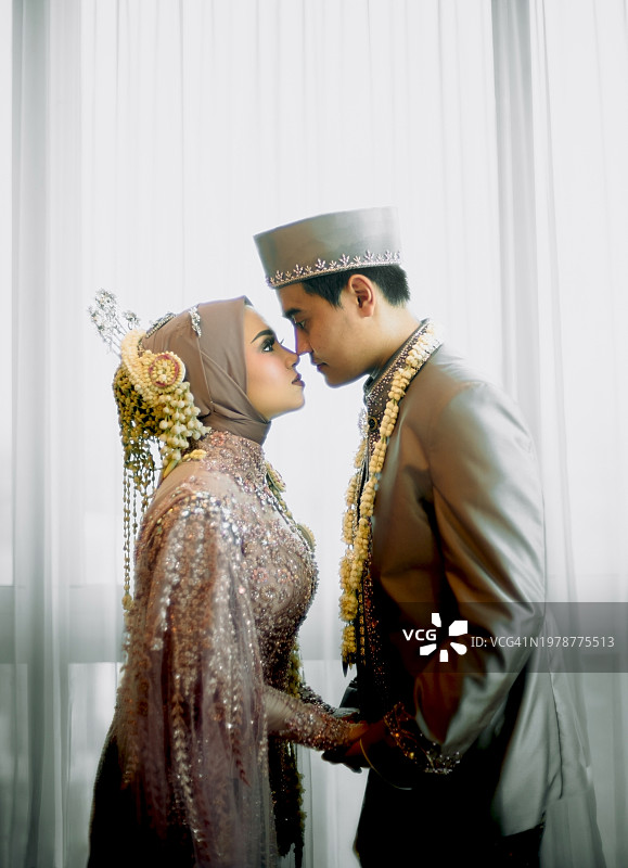 印度尼西亚婚礼情侣摆出浪漫的姿势。图片素材