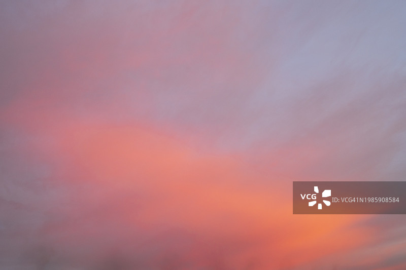 日出时天空的粉红色云彩图片素材