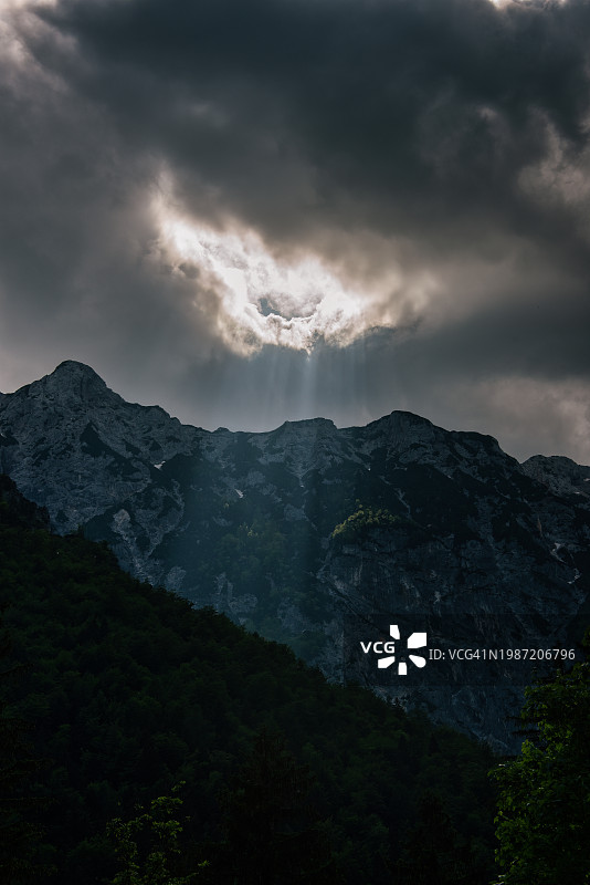 斯洛文尼亚的阳光穿过云层图片素材