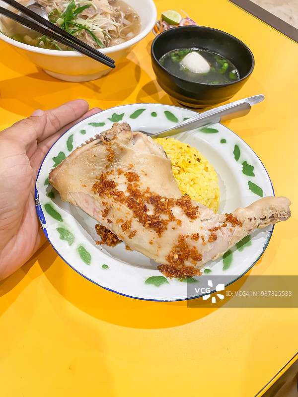 越南鸡饭是越南中部的招牌菜，由蒸鸡肉、炒蒜葱、香料和美味的姜黄米组成。图片素材