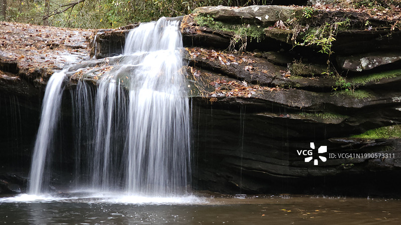 风景如画的瀑布在森林里，南卡罗来纳州，美国，美国图片素材