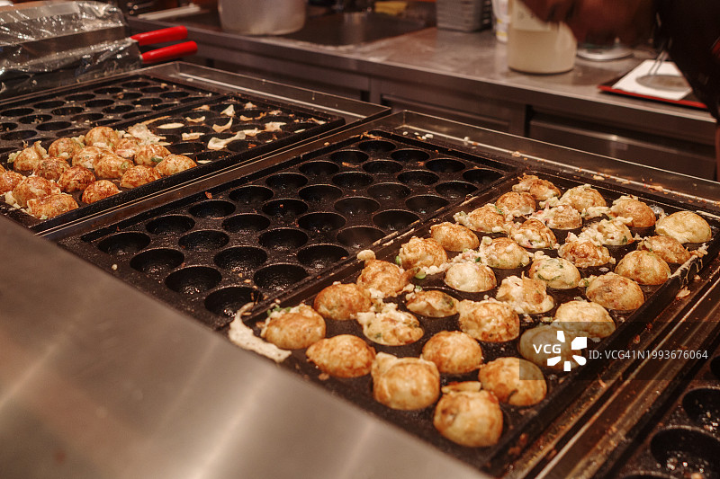 章鱼烧，一种在特殊模压锅中烹制的球形日本小吃。图片素材