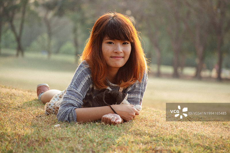 公园里可爱的东南亚女人图片素材